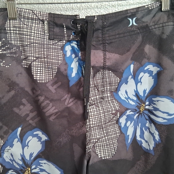 Hurley Men's Black and Blue Floral Shorts/Board Shorts Size 34 P - Picture 2 of 8